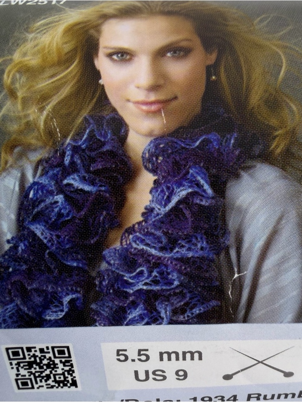 Red Heart Sashay Yarn Lot of 2 Waltz Metallic Ruffle Scarf Neutral - Picture 7 of 7